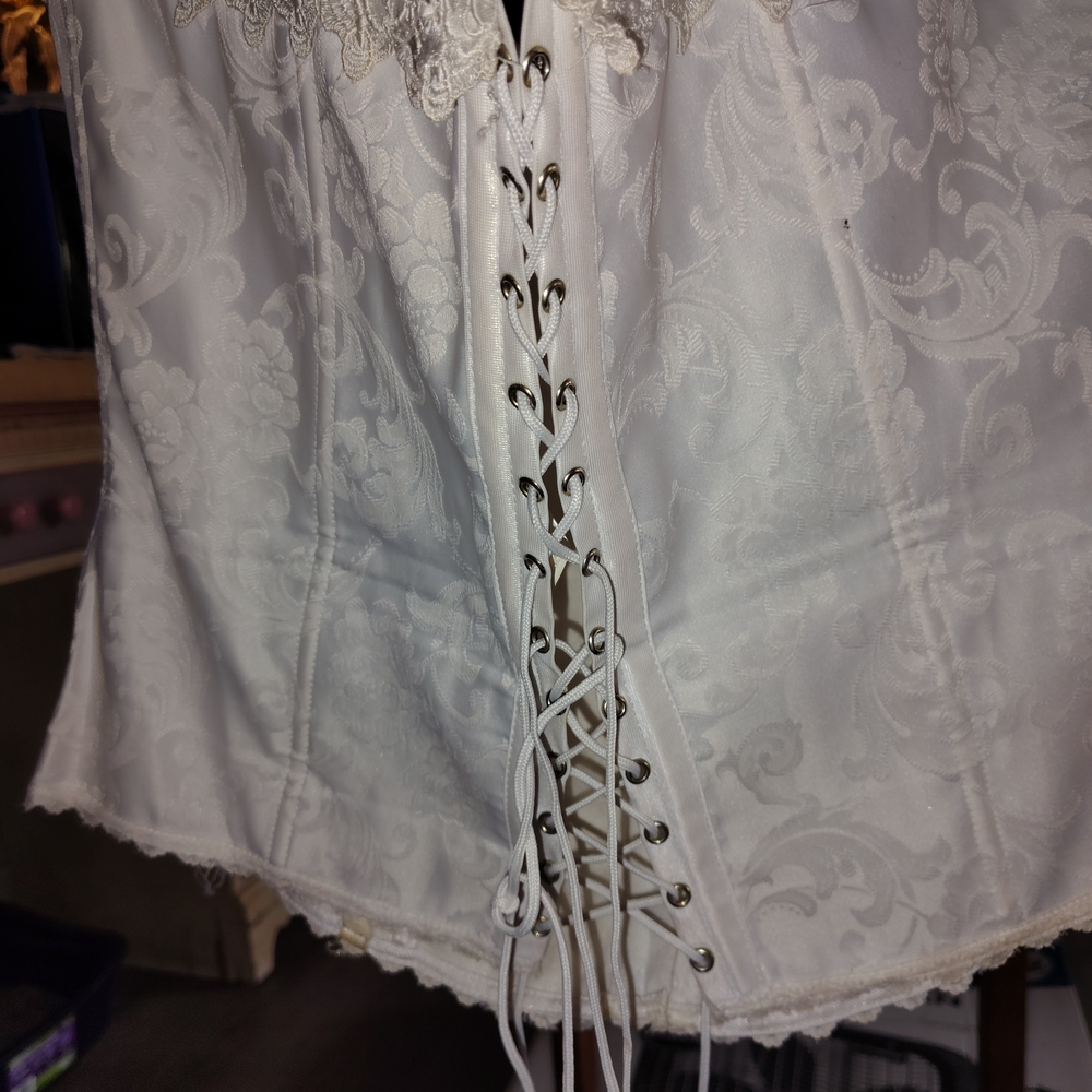 Elegant White Lace-Up Corset